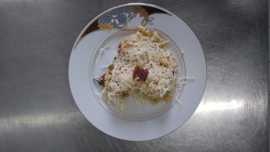 Zeleninové bulguroto se sušenými rajčaty, sypané sýrem, okurkový salát