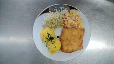 Smažený filet z lososa, šťouchané brambory s cibulkou, zelný salát s koprem a zelný salát s kukuřicí a kapií