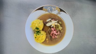 Španělská hovězí pečeně, kari rýže, okurkový salát s česnekem
