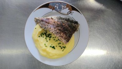 Rybí filé na bylinkách, bramborová kaše, okurkový salát