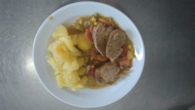 Přírodní medailonky z vepřové panenky,dušená zelenina na másle,vařené brambory