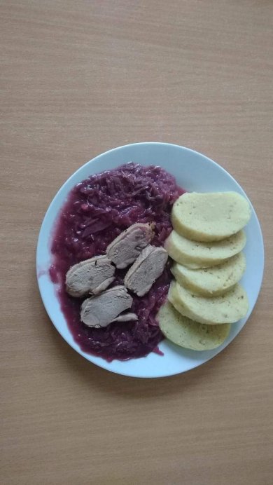 Pečená kachní prsa,červené zelí s jablky,bramborový knedlík