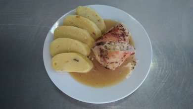 Kuřecí závitek s kysaným zelím, bramborový knedlík se zeleninou