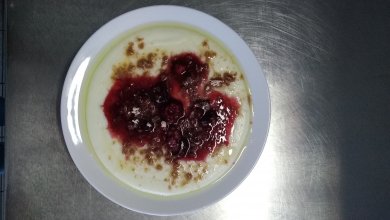 Krupičná kaše s lesním ovocem se skořicí a máslem