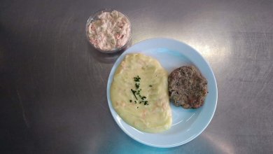 Kapustový karbanátek, bramborová kaše s mrkví,salát Coleslaw