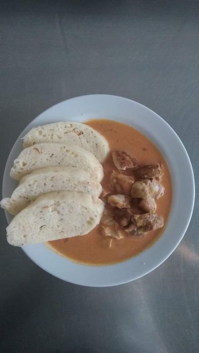 Kuře na paprice, houskový knedlík s chia semínky