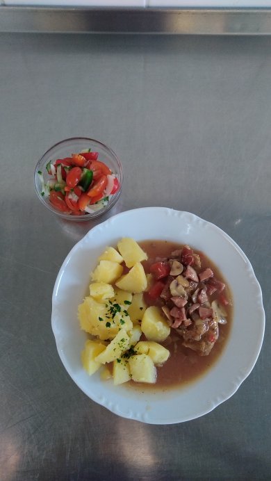 Kuřecí steak po horácku,brambory,míchaný zeleninový salát