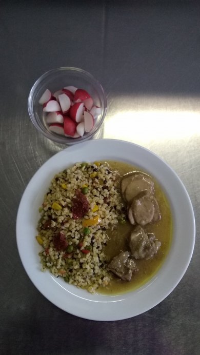 Vepřové výpečky, bulgur se zeleninou a barevnou čočkou,ředkvičky