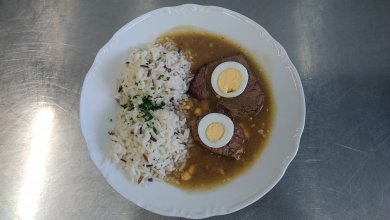 Štěpánská hovězí pečeně,divoká rýže,zeleninový salát
