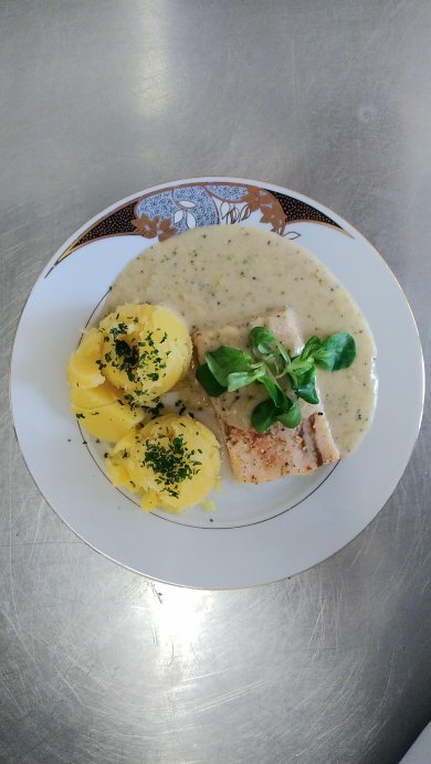 Hejk se smetanovou omáčkou s brokolicí, vařené brambory, míchaná zelenina