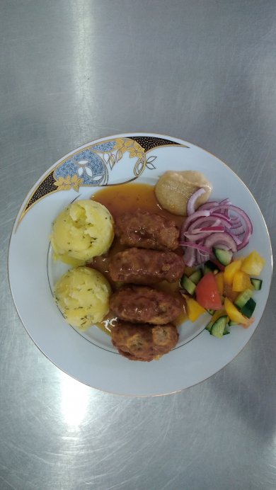 Čevabčiči s cibulí a hořčicí, vařené brambory s petrželkou, míchaná zelenina