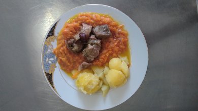 Vepřové výpečky, dušená mrkev na másle, brambory