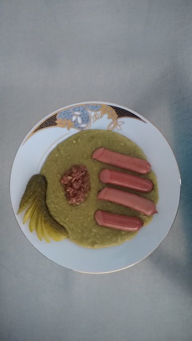 Hrachová kaše s cibulkou, jemný párek, okurek, chléb