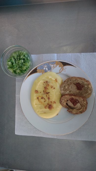 Drůbeží sekanéá pečeně plněná vepřovou panenskou se sušenými rajčaty, bramborová kaše s cibulkou, okurkový salát