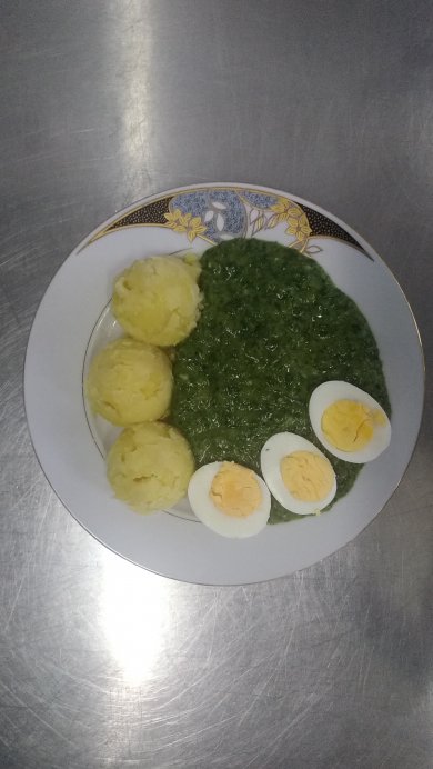 Špenát, vařený brambor, vařené vejce