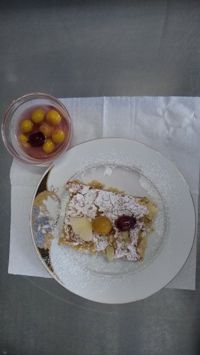 Zapečené těstoviny s tvarohem a ořechy, kompot