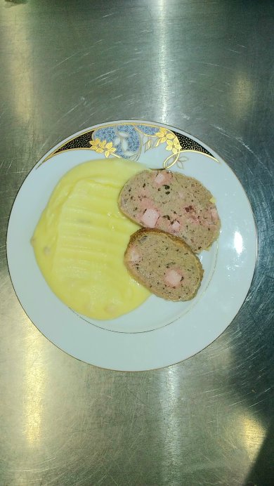Bavoská sekaná, bramborová kaše, zeleninový salát