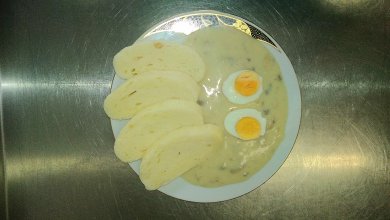 Žampiónová omáčka, vejce vařené, houskový knedlík