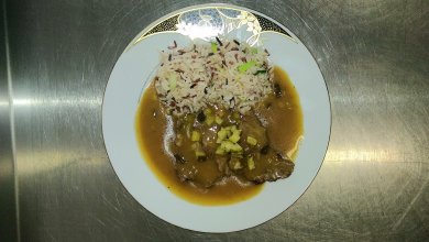 Znojemská hovězí pečeně, jasmínová barevná rýže s pohankou a pórkem, zelenina