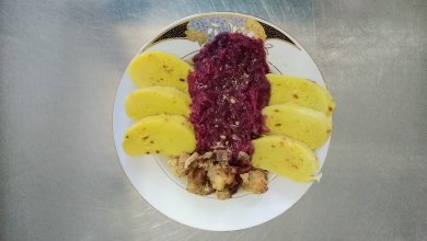 Vepřový vrabec, červené zelí s jablky, bramborový knedlík s cibulkou