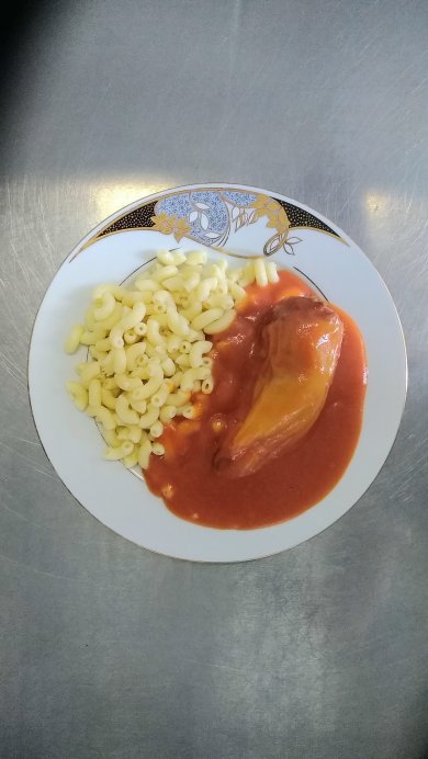 Plněný paprikový lusk v rajské omáčce, těstoviny